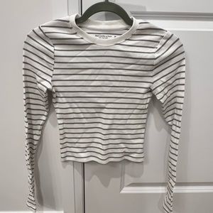 Abercrombie cropped long sleeve top